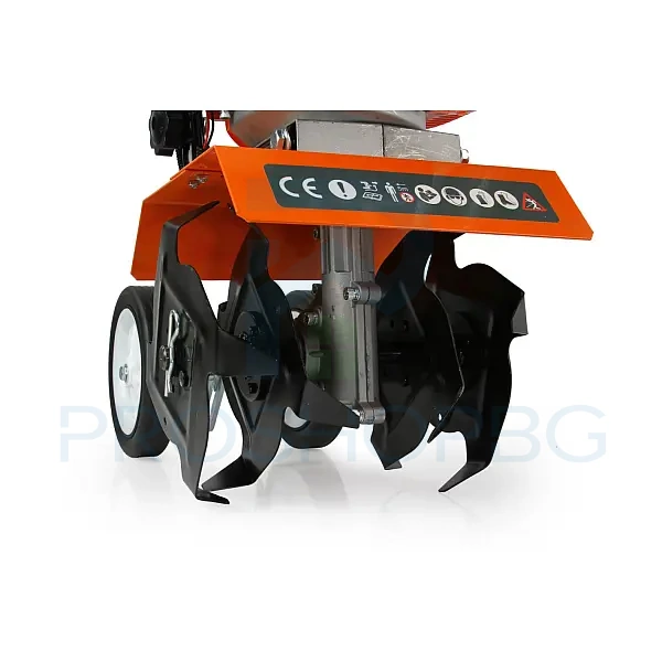 Бензинова мотофреза STAHLMAYER 74cc – Компактна и ефективна Бензиновата мотофреза STAHLMAYER 74cc е идеален избор за обработка на малки и средни по площ терени – перфектна за поддържане на лехи, тревни площи, разпръскване на тор и други градинарски дейности. Със своя лек, но мощен 2-тактов двигател, машината осигурява добра маневреност и висока производителност, като същевременно остава лесна за използване дори от непрофесионалисти.